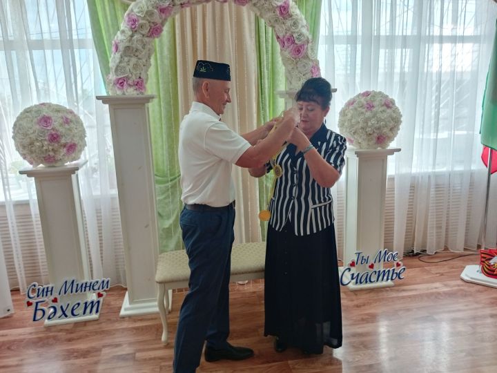 Ярты гасыр бергә, иңне куеп иңгә