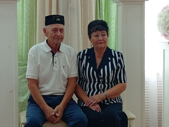Ярты гасыр бергә, иңне куеп иңгә