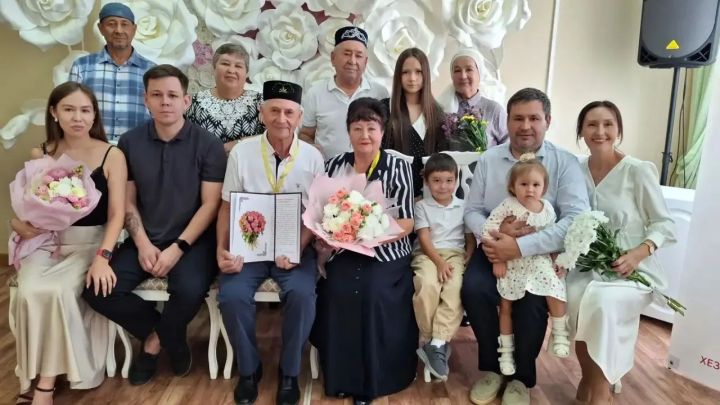 Ярты гасыр бергә, иңне куеп иңгә
