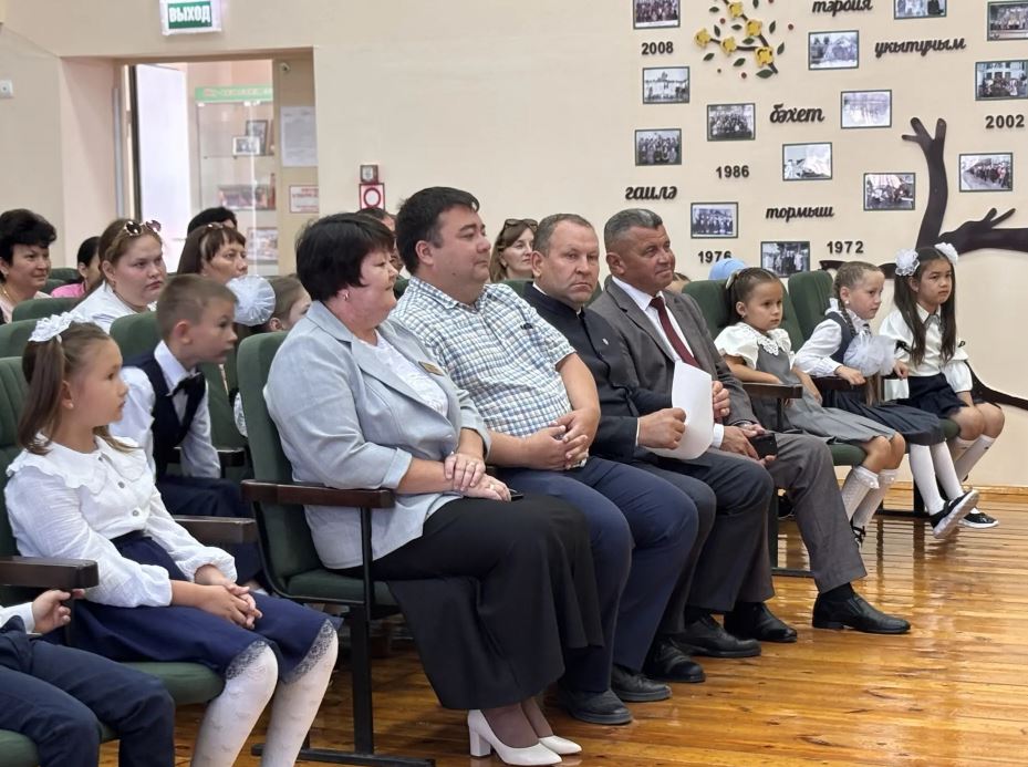  Арча районы башлыгы Алмаз Хисаметдинов, район мәгариф идарәсе җитәкчесе Нияз Муллахмәтов, Арчаның 1 номерлы мәктәбе директоры Илнур Габдрахманов, Арчаның 3 номерлы мәктәбе директоры Гөлнара Заһидуллина