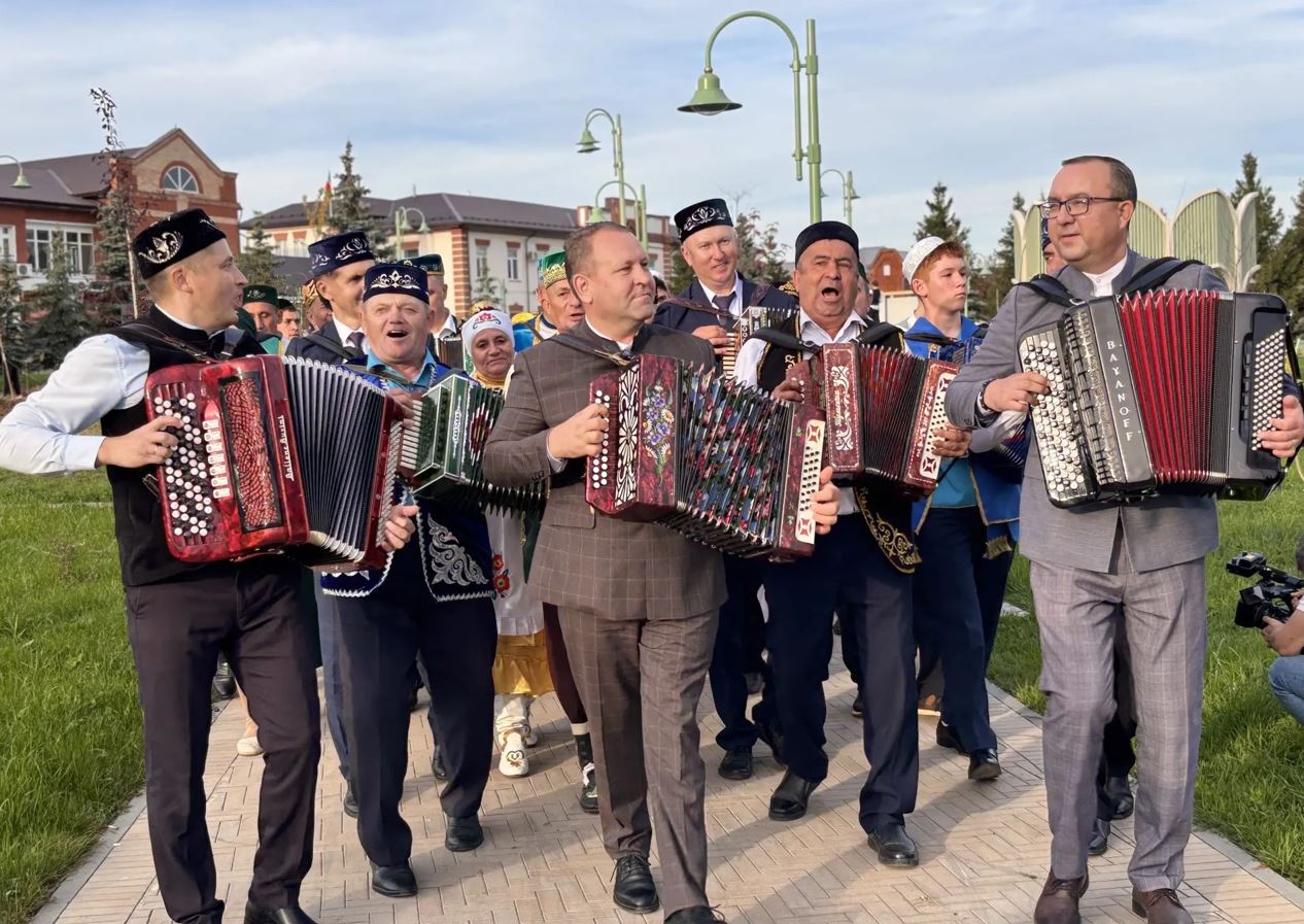 Үзәк парктан мәдәният йортына таба барлык баянчылар һәм гармунчылар катнашында җыр-моңлы парад узды. Аны Алмаз Хисаметдинов җитәкләде