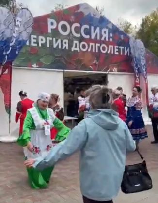Барысы бергә татар биюләренә кушылдылар