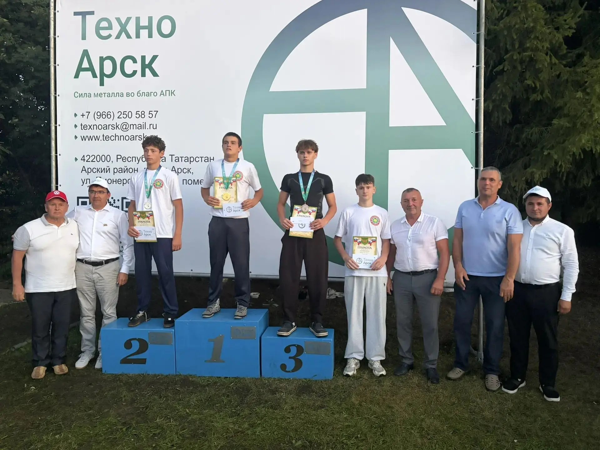 Ярышта республикакәүләм җәйгеләрдә җиңгән батырлар да катнашты. Алар арасында Әнгам Мөхетдинов үз үлчәү категориясендә бу турнирда да җиңү яулады