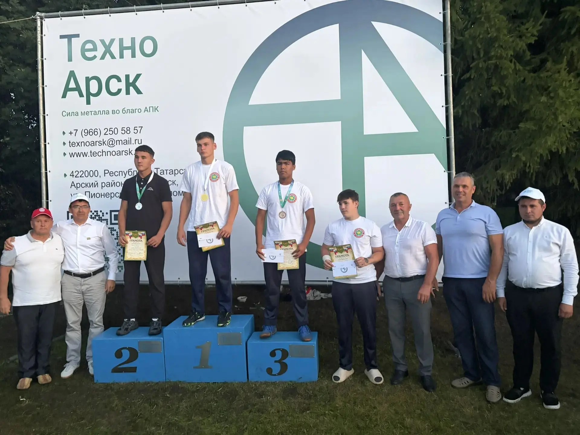 Бәйгедә бертуган абыйлы-энеле Искәндәровлар матур көрәш алымнары күрсәтеп, үз үлчәү категорияләрендә батыр калдылар