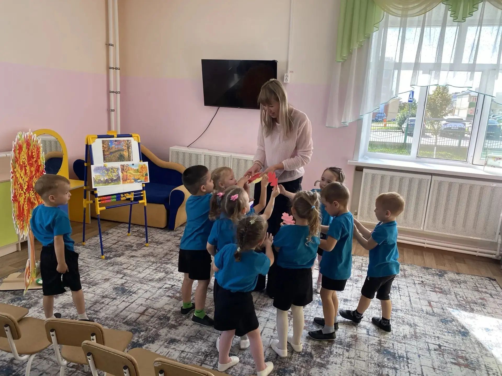 Булачак педагоглар балалар белән эшләүнең төрле алымнарын күрделәр.