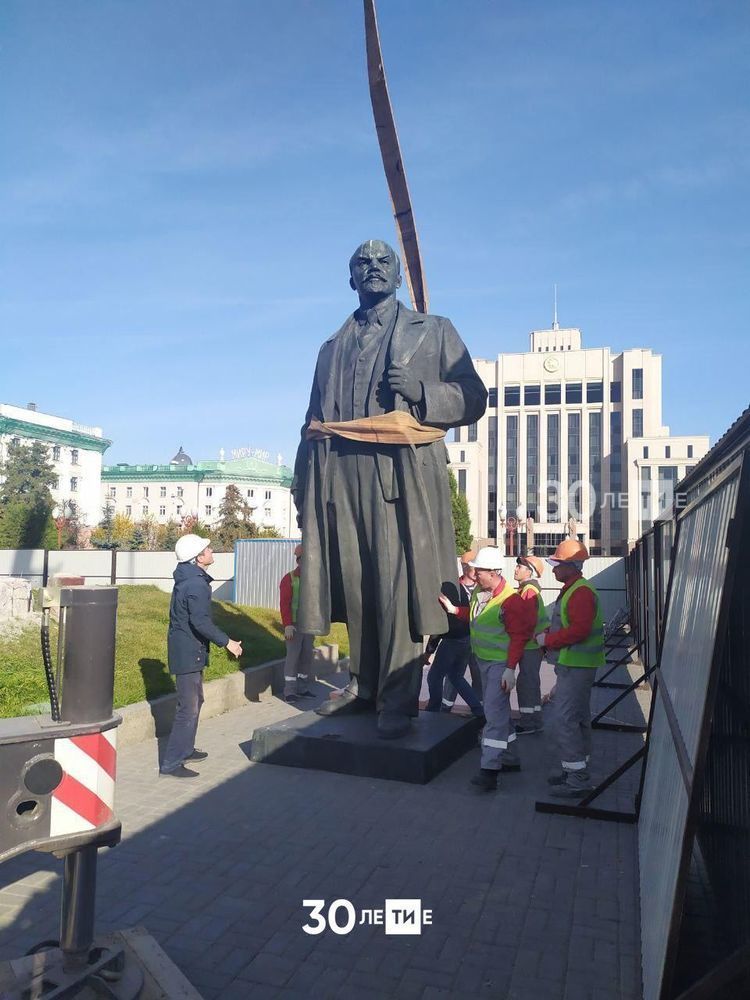 Казанның Ирек мәйданында Ленин һәйкәлен алдылар