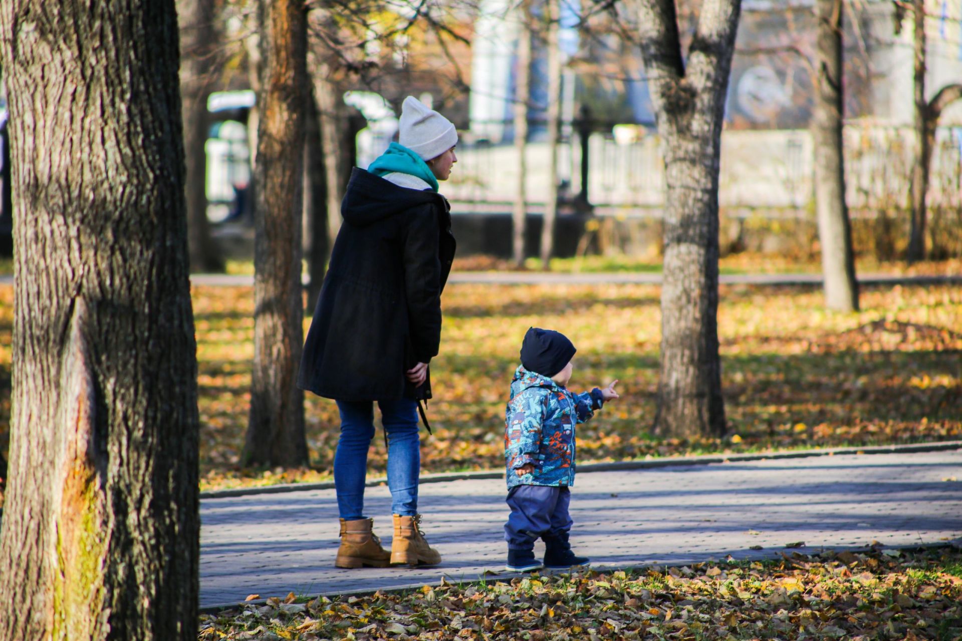 Дети на улице без родителей закон. Фото детей помогающих родителям в ноябре. Дети платят листьями.