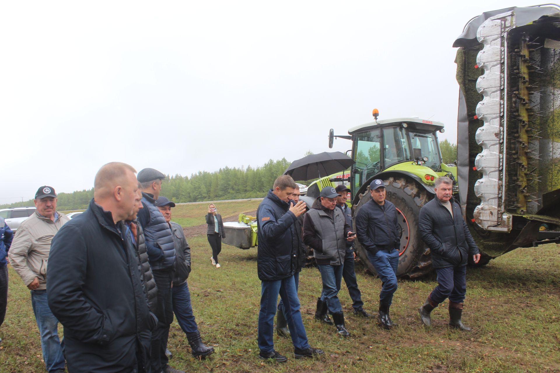 Бүген Арча районына министр килде