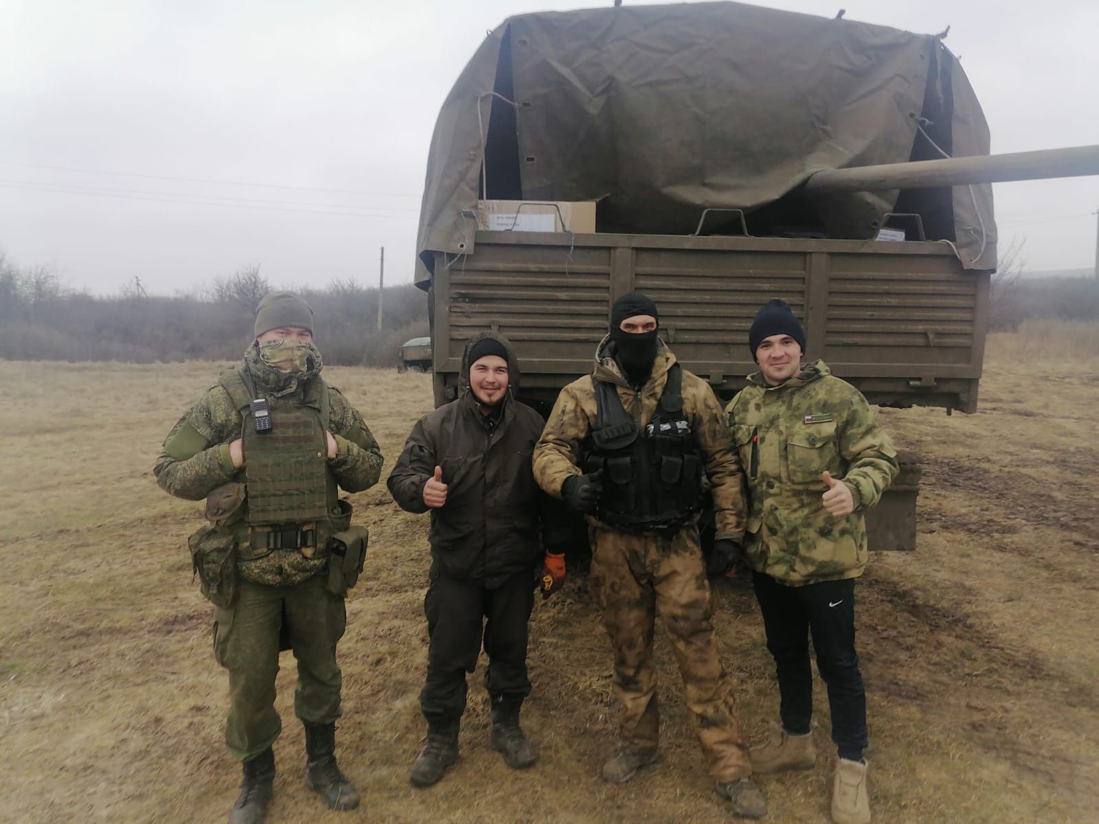 Сездән хатлар көтә егетләр