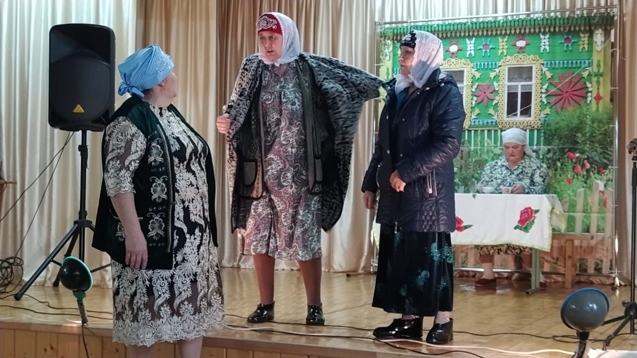 Курса Почмак авылында яраткан җырчыбыз Фердинанд Фәтхи һәм Иске Ашыт Сәяра халык театры артистлары өлкәннәргә менә дигән ял бүләк иттеләр. Рәхмәт.