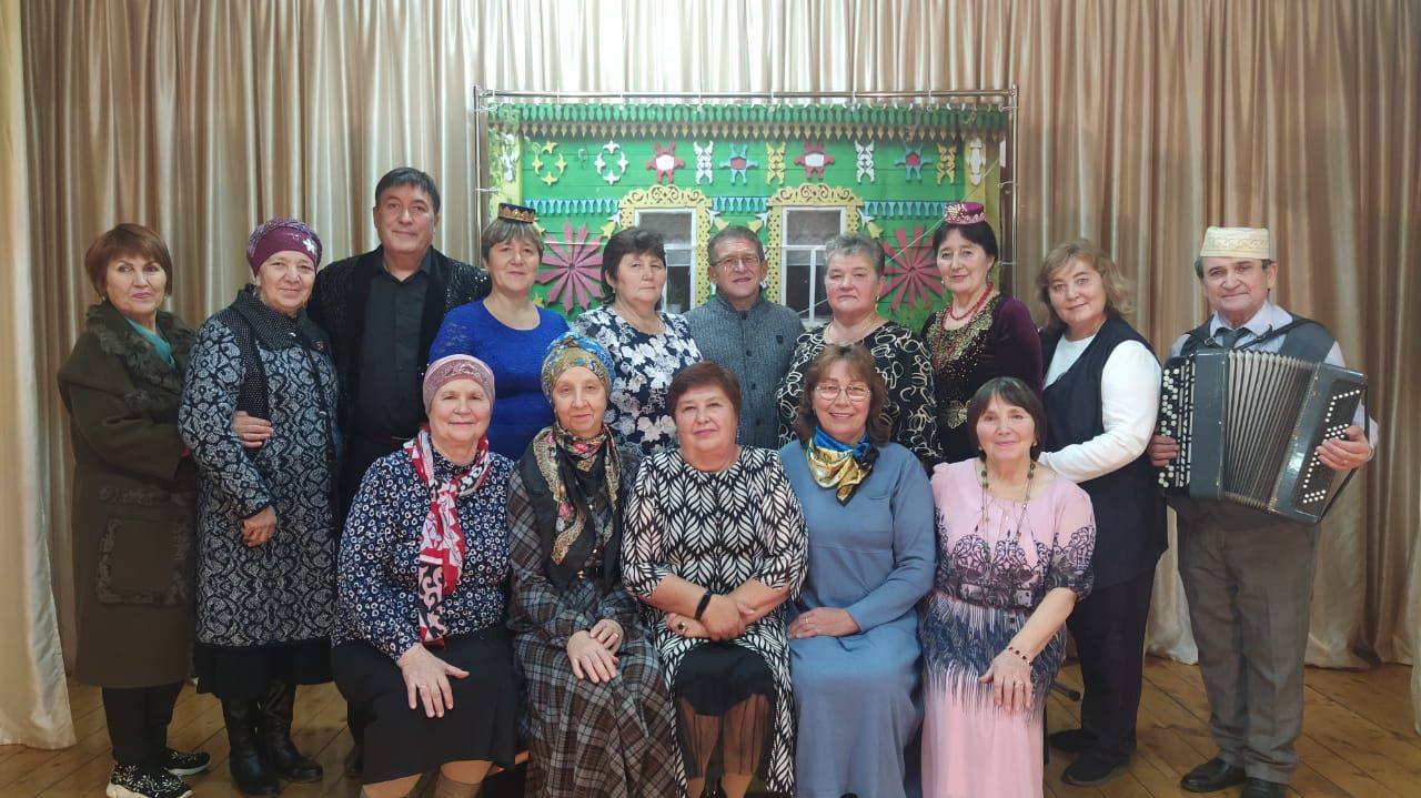 Курса Почмак авылында яраткан җырчыбыз Фердинанд Фәтхи һәм Иске Ашыт Сәяра халык театры артистлары өлкәннәргә менә дигән ял бүләк иттеләр. Рәхмәт.