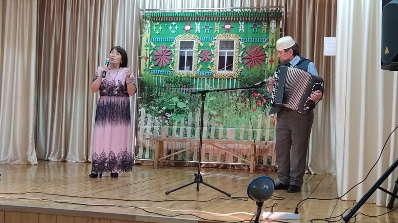 Курса Почмак авылында яраткан җырчыбыз Фердинанд Фәтхи һәм Иске Ашыт Сәяра халык театры артистлары өлкәннәргә менә дигән ял бүләк иттеләр. Рәхмәт.