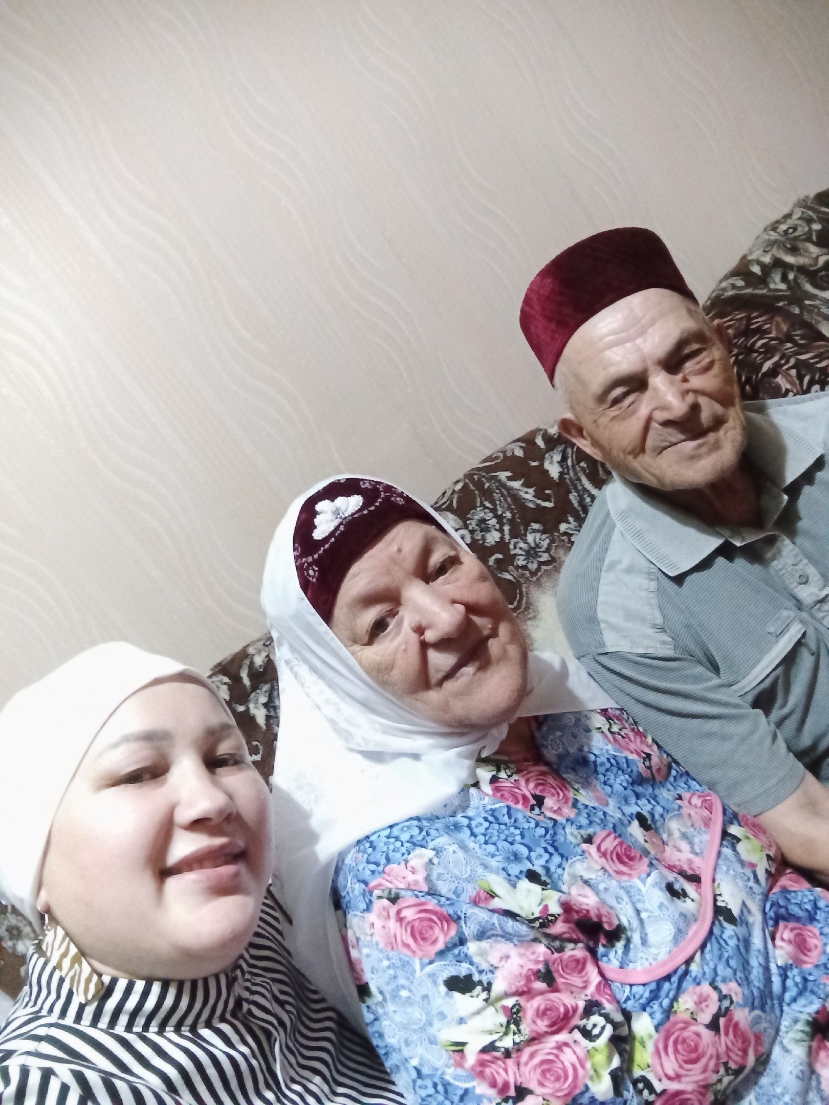 «Бер яклы, 4 тәрәзәле, зур мичле йортка алтынчы кеше булып килеп кердем...»