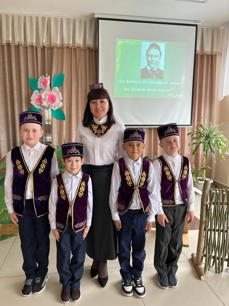 Кәче мәктәбе укытучысы Эльмира Мөхәммәтшина үзен бик бәхетле саный