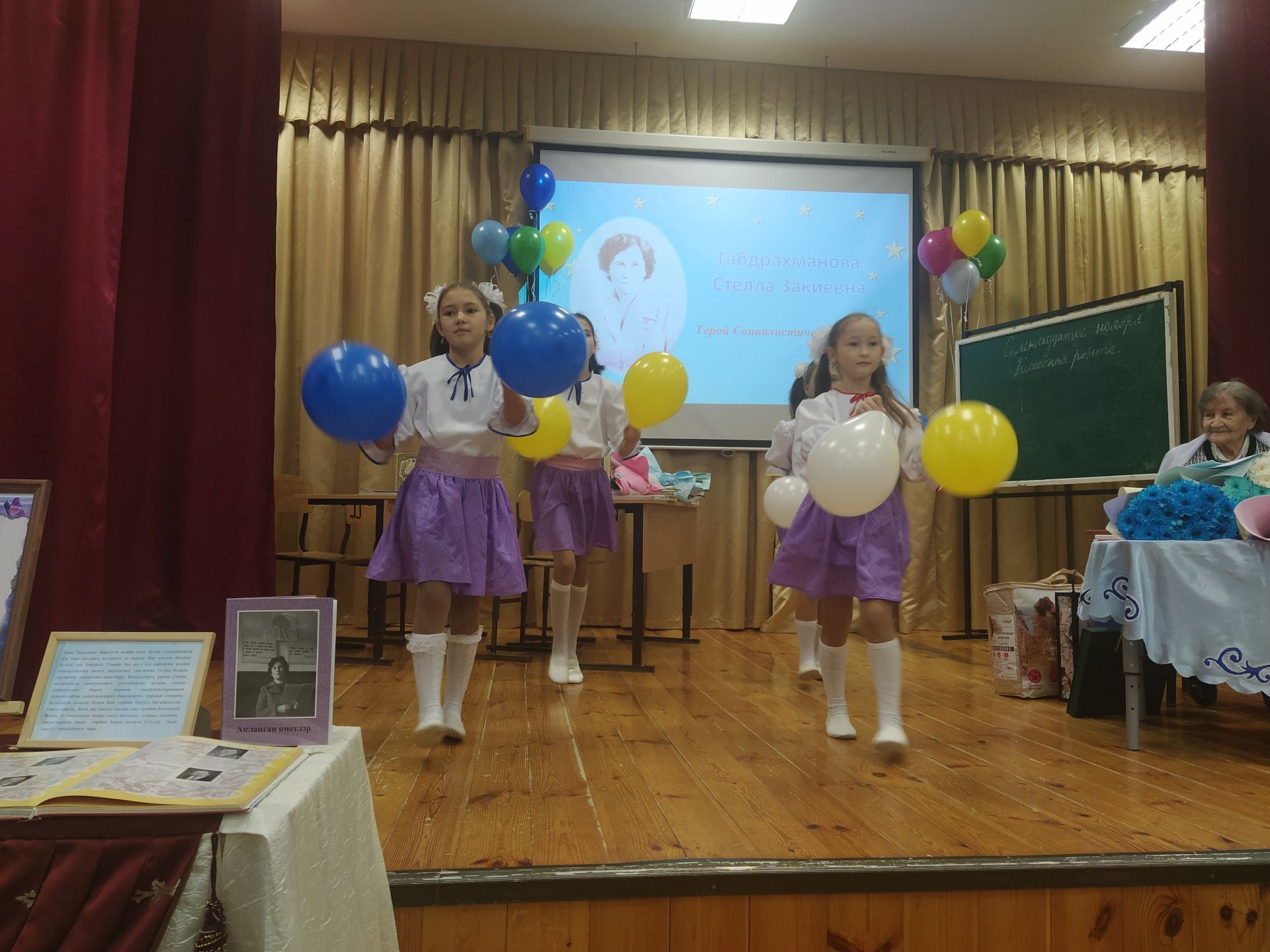 Яңа Кенәр мәктәбендә Стелла Габдрахманованың 90 яшьлек юбилеен уздырдылар