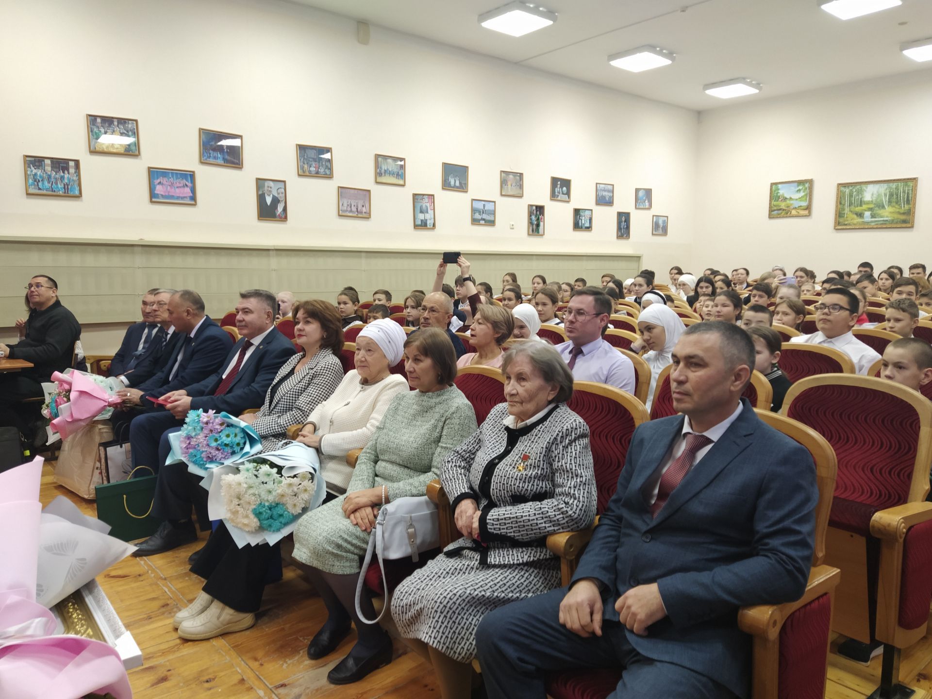 Яңа Кенәр мәктәбендә Стелла Габдрахманованың 90 яшьлек юбилеен уздырдылар