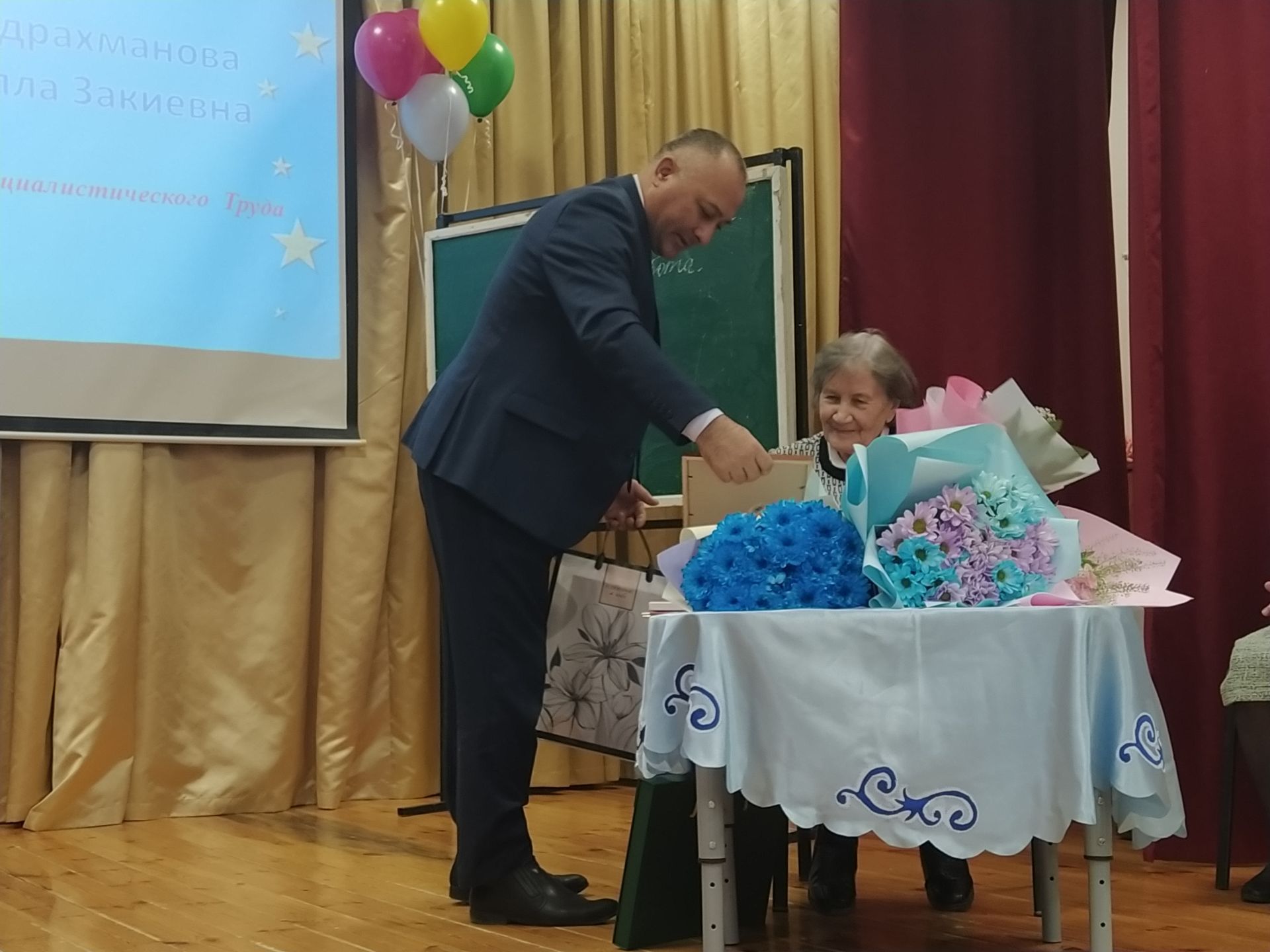 Яңа Кенәр мәктәбендә Стелла Габдрахманованың 90 яшьлек юбилеен уздырдылар