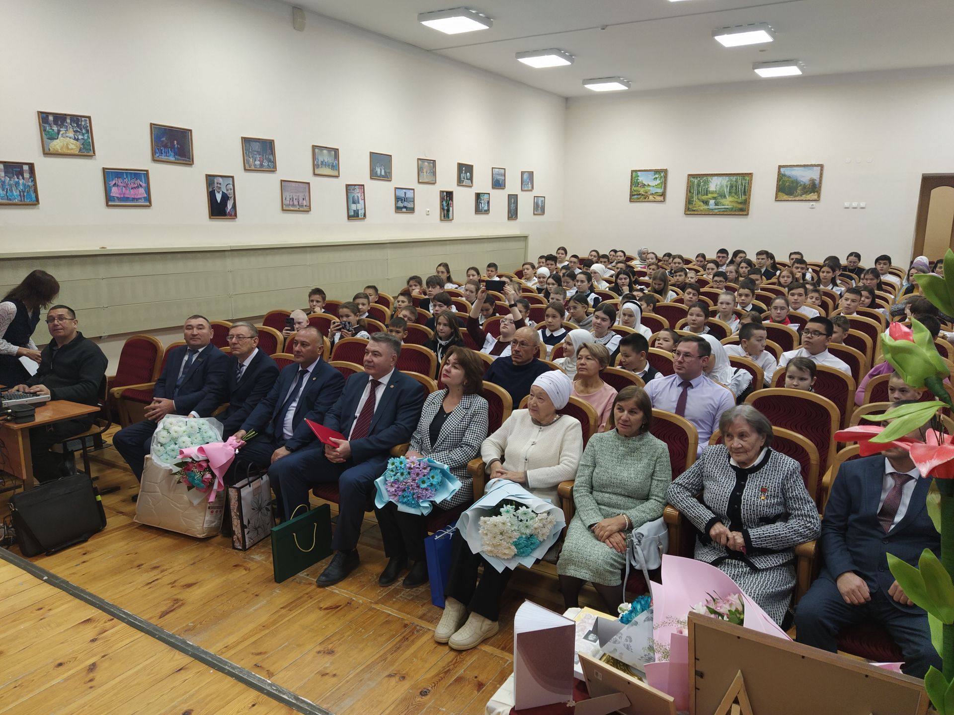 Яңа Кенәр мәктәбендә Стелла Габдрахманованың 90 яшьлек юбилеен уздырдылар