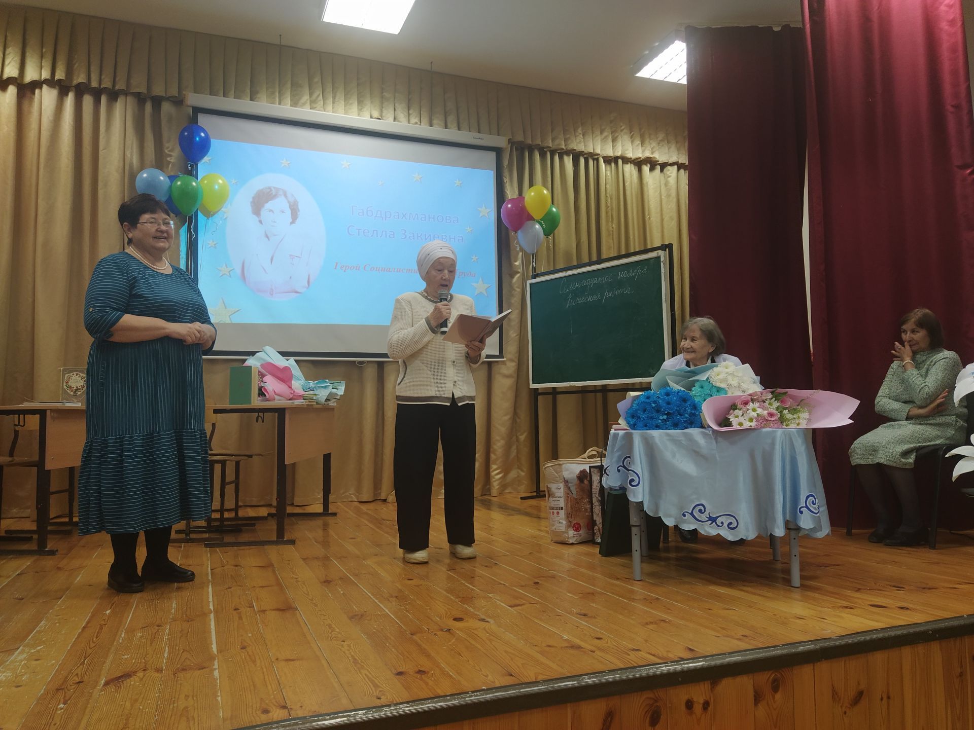 Яңа Кенәр мәктәбендә Стелла Габдрахманованың 90 яшьлек юбилеен уздырдылар