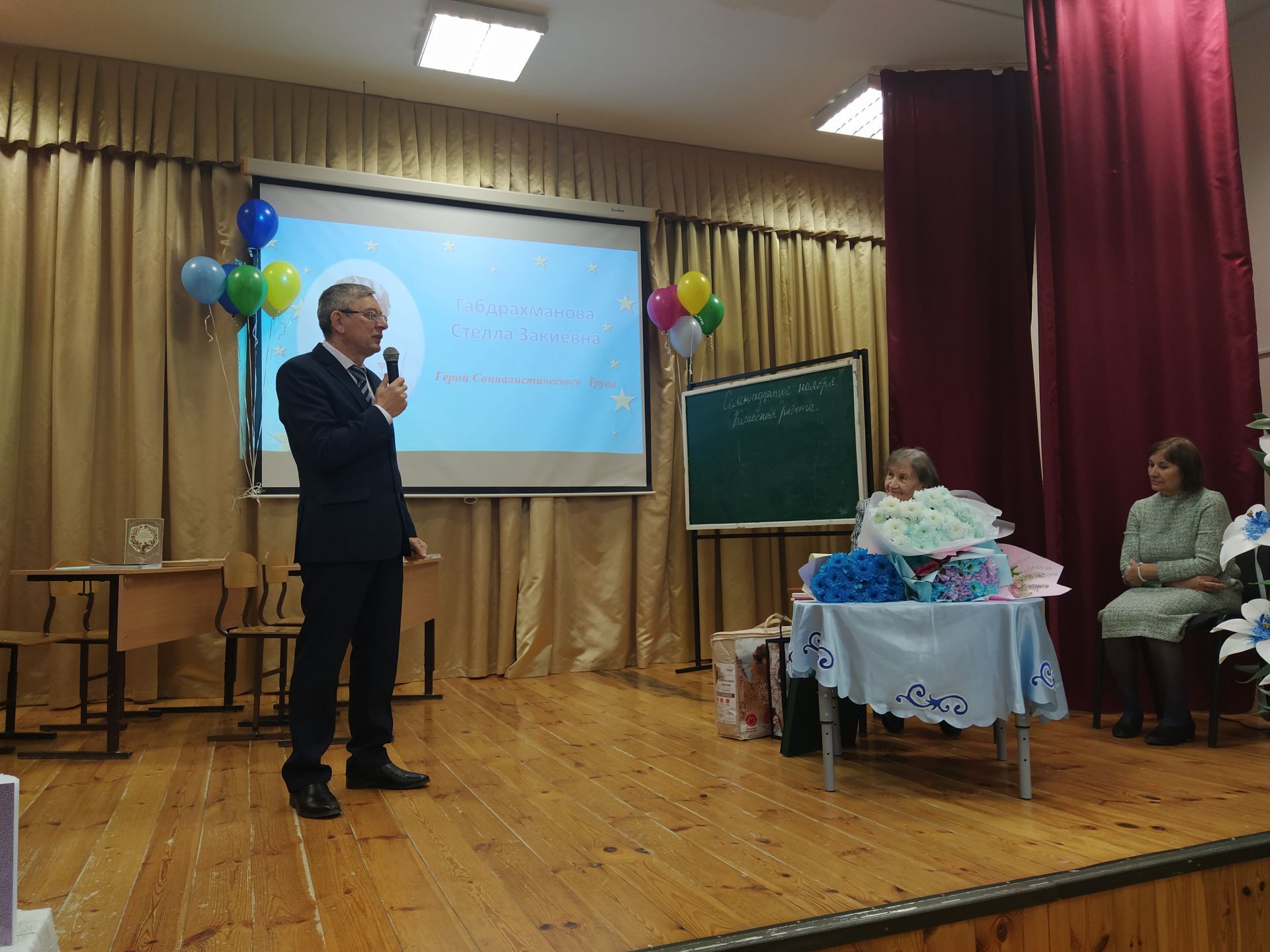 Яңа Кенәр мәктәбендә Стелла Габдрахманованың 90 яшьлек юбилеен уздырдылар