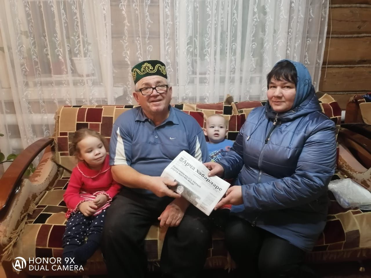 Ул почтальон түгел, әмма почтаны алып кайта