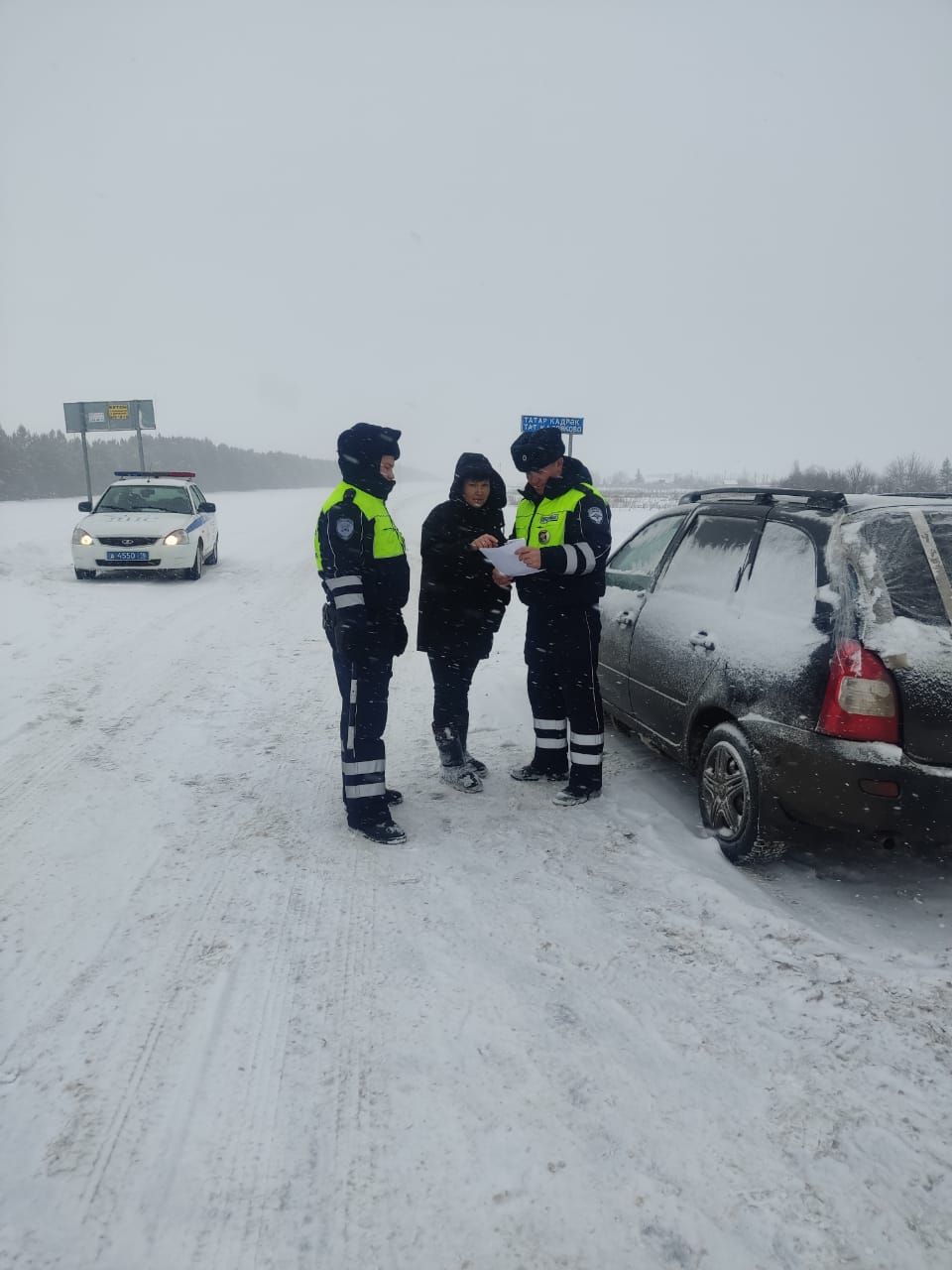 Арчада ике кеше исерек хәлдә руль артына утырган