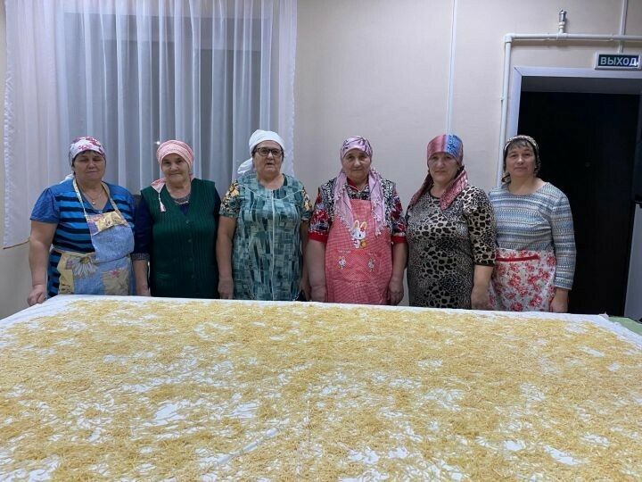 Әлки районы хатын-кызлары махсус операциядә катнашучы якташларына өй токмачы әзерләде