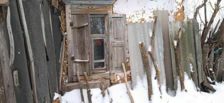 Утсыз, газсыз, сусыз һәм җылытылмаган өйдә торучы апалы-сеңелле: “Тимәгез безгә, без шулай өйрәнгән, моннан күчмибез”