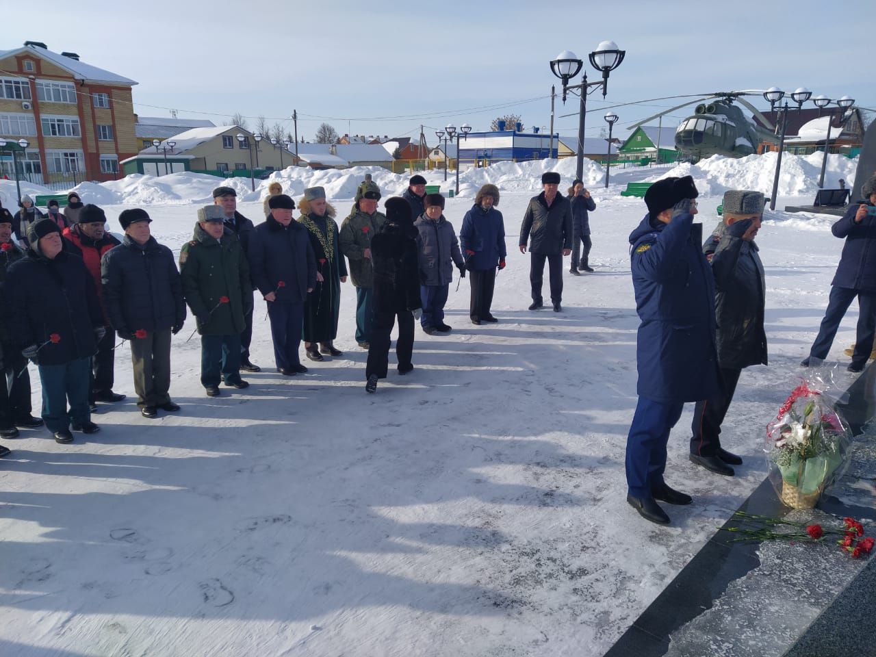 Арчаның Җиңү Паркындагы һәйкәлгә чәчәкләр салдылар
