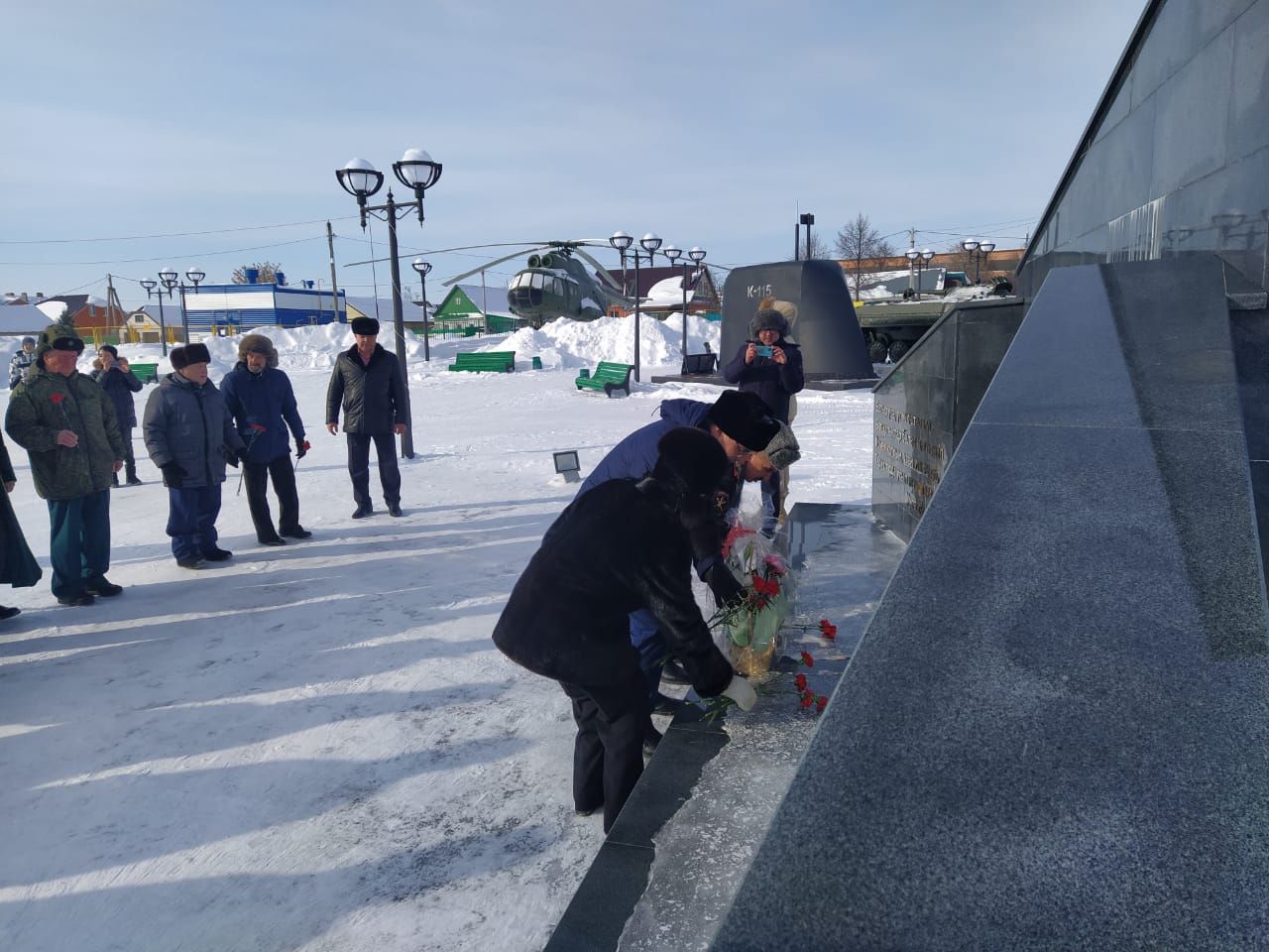 Арчаның Җиңү Паркындагы һәйкәлгә чәчәкләр салдылар