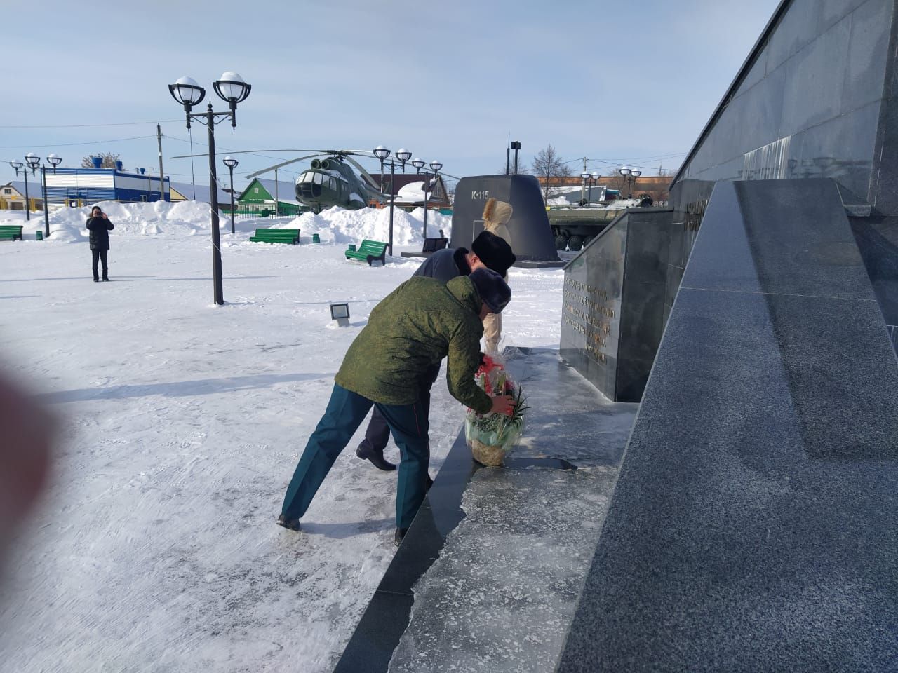 Арчаның Җиңү Паркындагы һәйкәлгә чәчәкләр салдылар