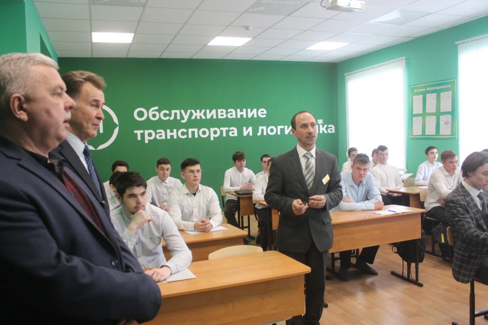 Чыгарылыш студентларына бу очрашу кирәк иде