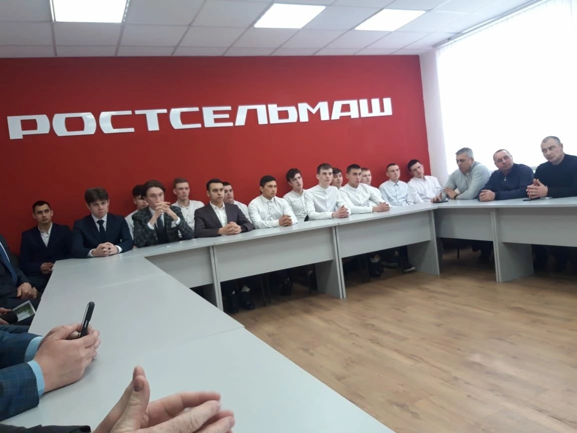 Чыгарылыш студентларына бу очрашу кирәк иде