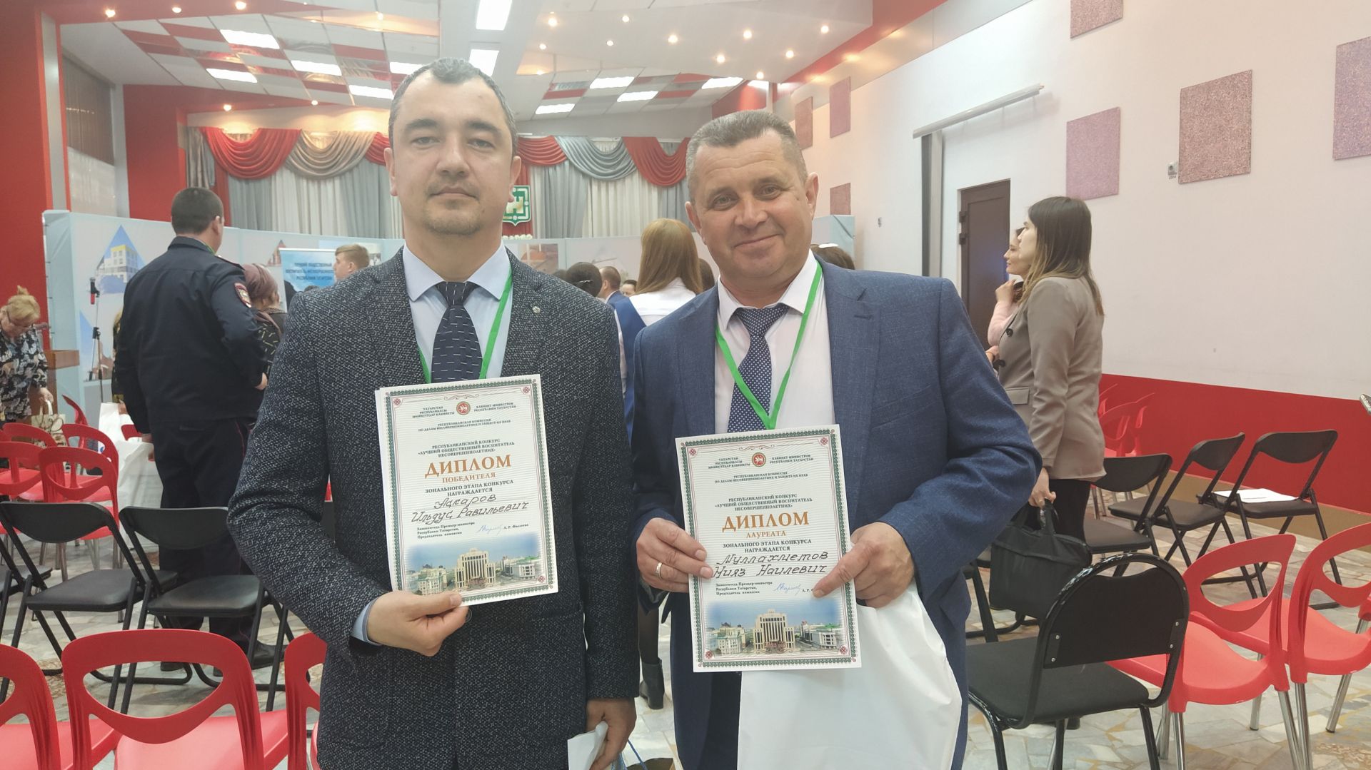 Таныклык алдым да, кесәгә салдым түгел, эше бик җитди