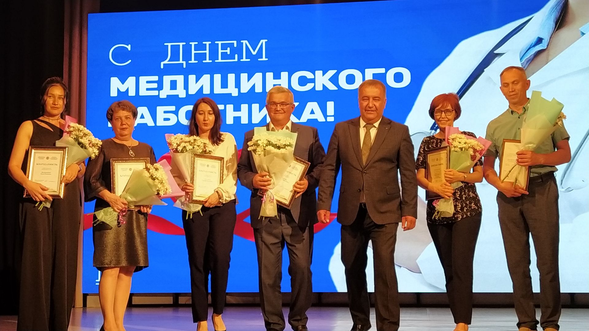 Район медицина хезмәткәрләре һөнәри бәйрәмнәрен билгеләп үттеләр