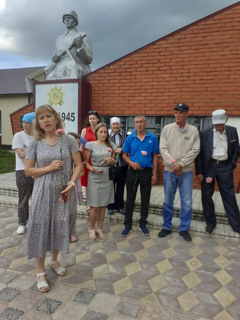 Яңа Кенәрдә хәрби хәрәкәтләрдә катнашучы ветераннар һәм МХО зонасында булучылар хөрмәтенә чәчәкләр салынды