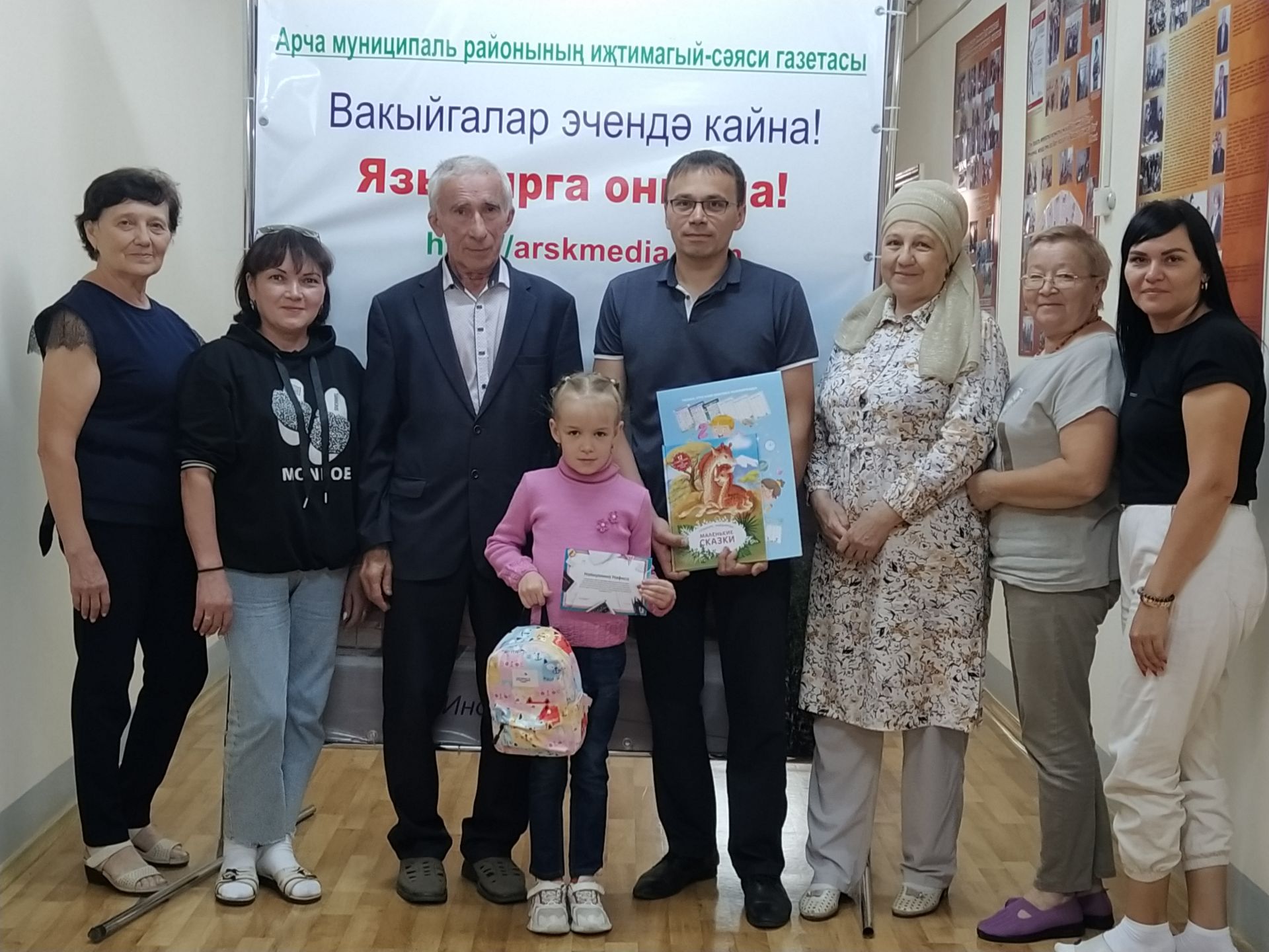 Беренче сыйныфка баручы Нәфисәгә «ТАТМЕДИА»ның бүләге тапшырылды