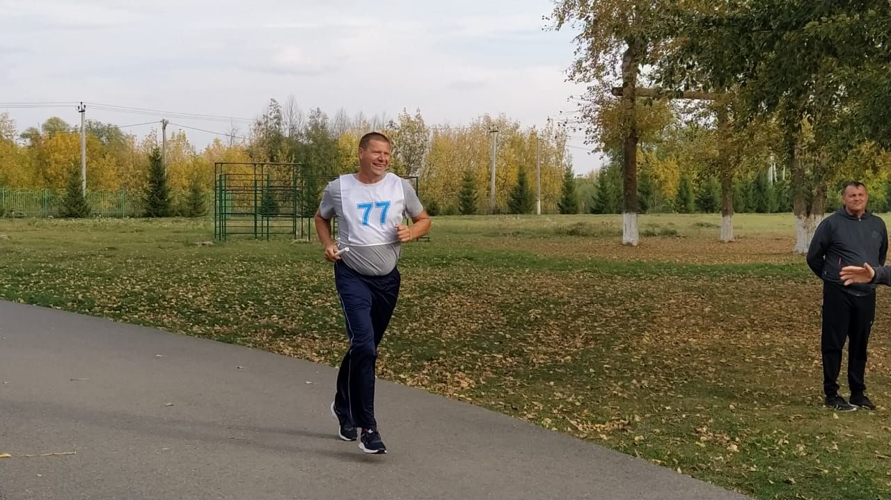 Арча стадионында укытучылар, тәрбиячеләр һәм техник хезмәткәрләр йөгерде