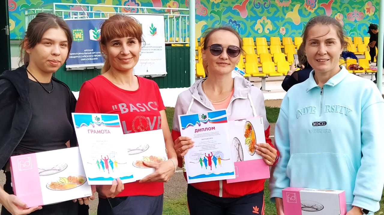 Арча стадионында укытучылар, тәрбиячеләр һәм техник хезмәткәрләр йөгерде