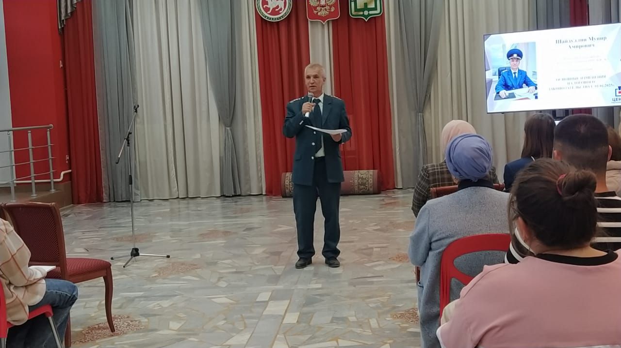 Район мәдәният йорты фойесына эшмәкәрләр, оешма вәкилләре  җыелды