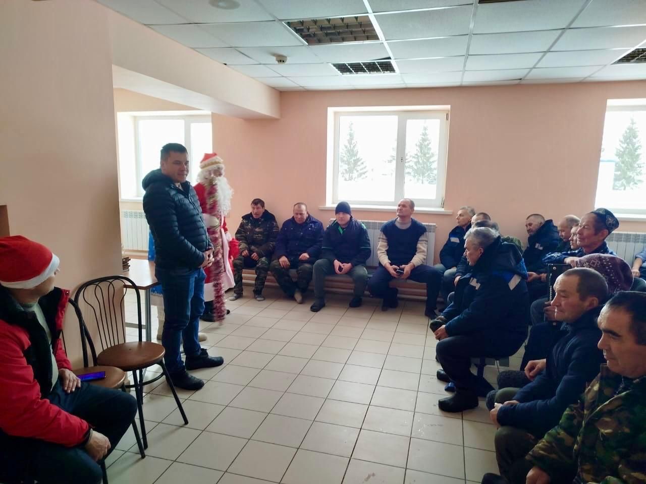 Кыш бабай белән Кар кызы фермага Яңа ел белән котларга килделәр