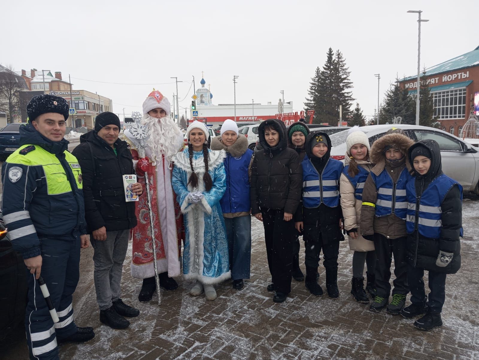 Арчада машина йөртүчеләрне полиция Кыш бабае котлады