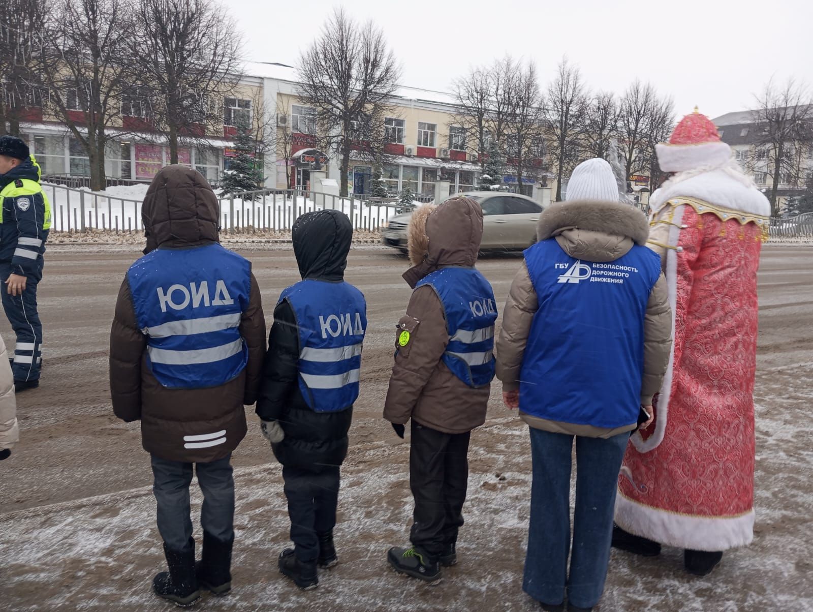 Арчада машина йөртүчеләрне полиция Кыш бабае котлады