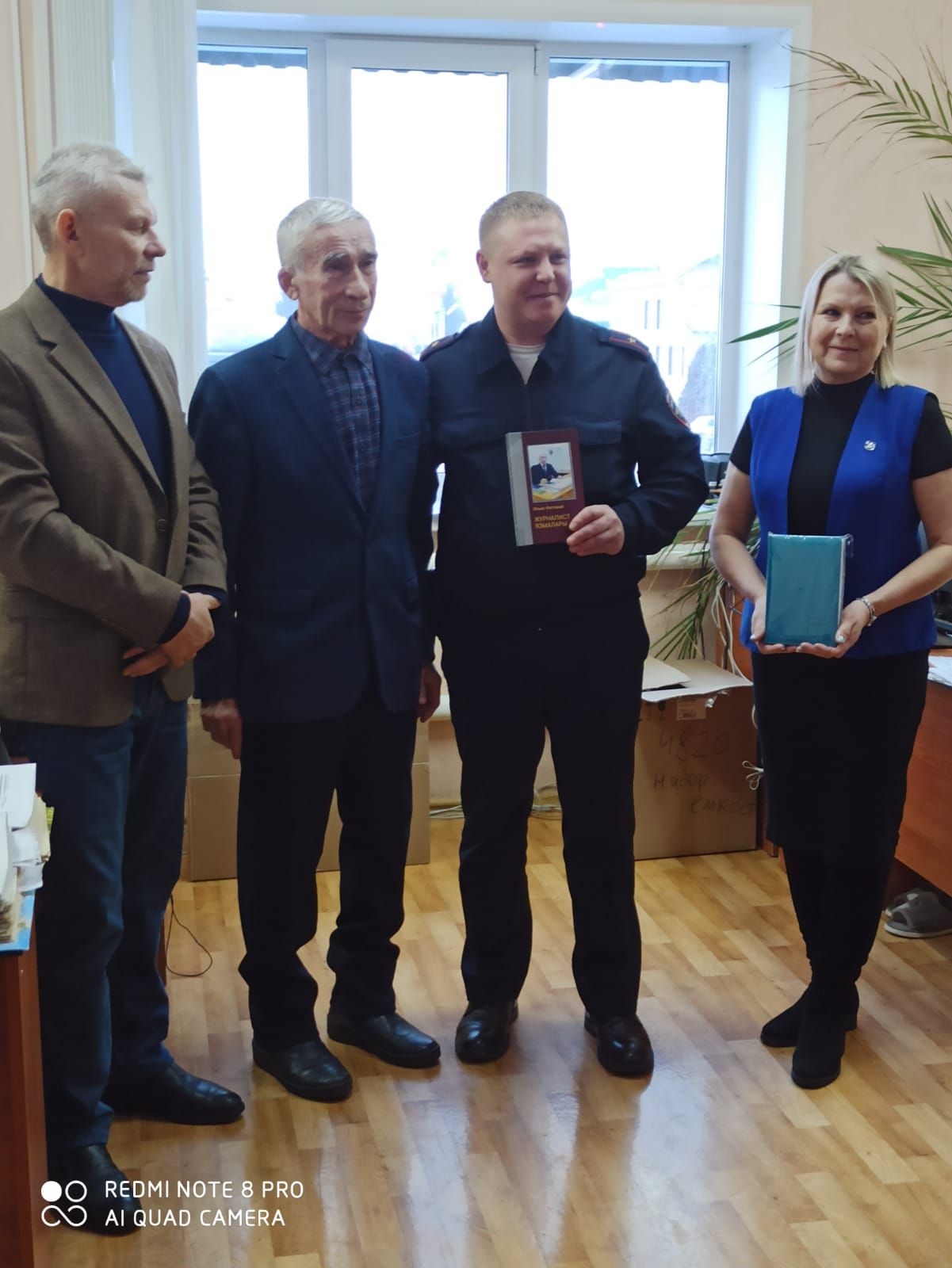 Арча дәүләт автоинспекциясе бүлеге газета редакциясенә бүләк бирде