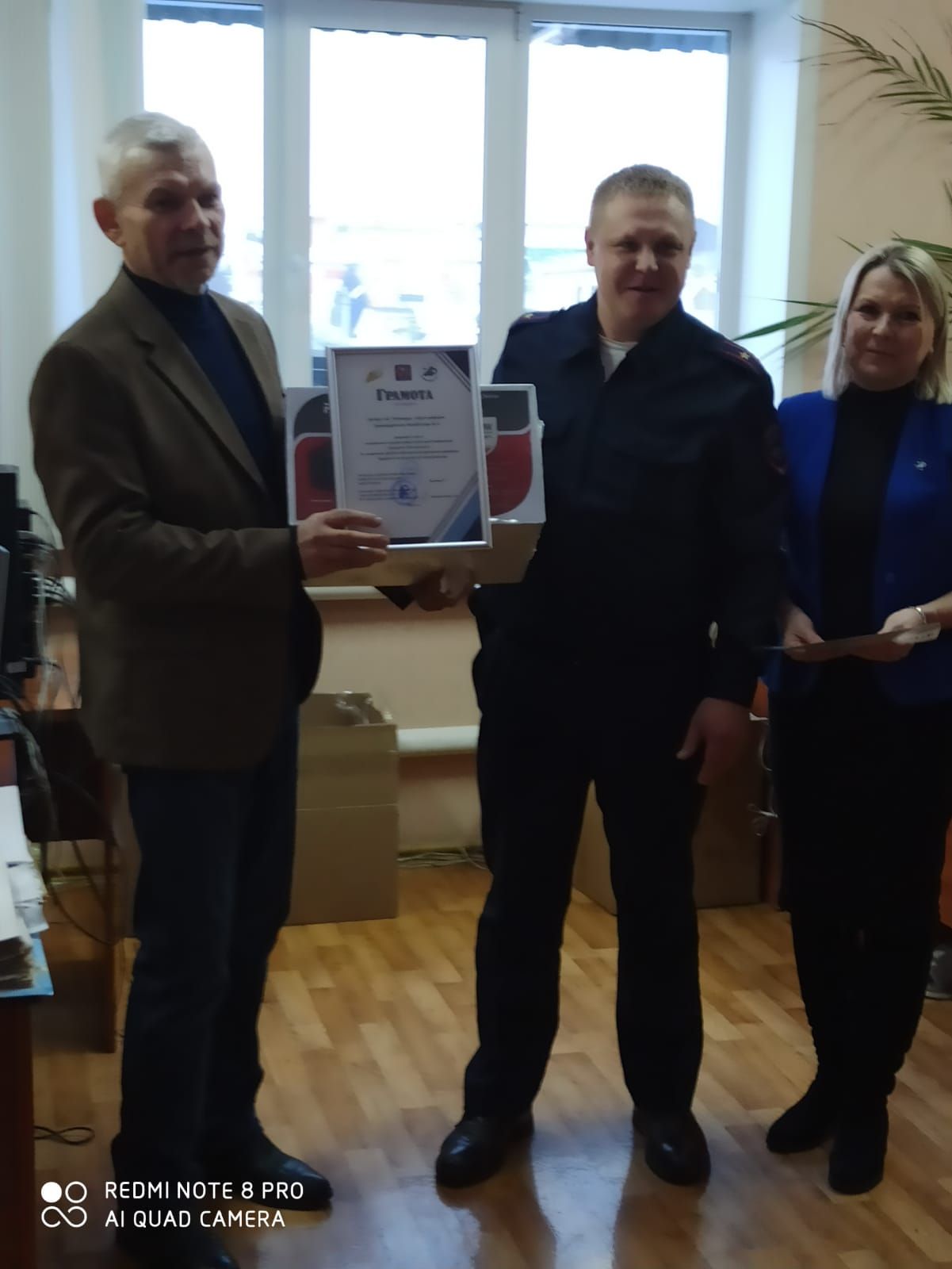Арча дәүләт автоинспекциясе бүлеге газета редакциясенә бүләк бирде