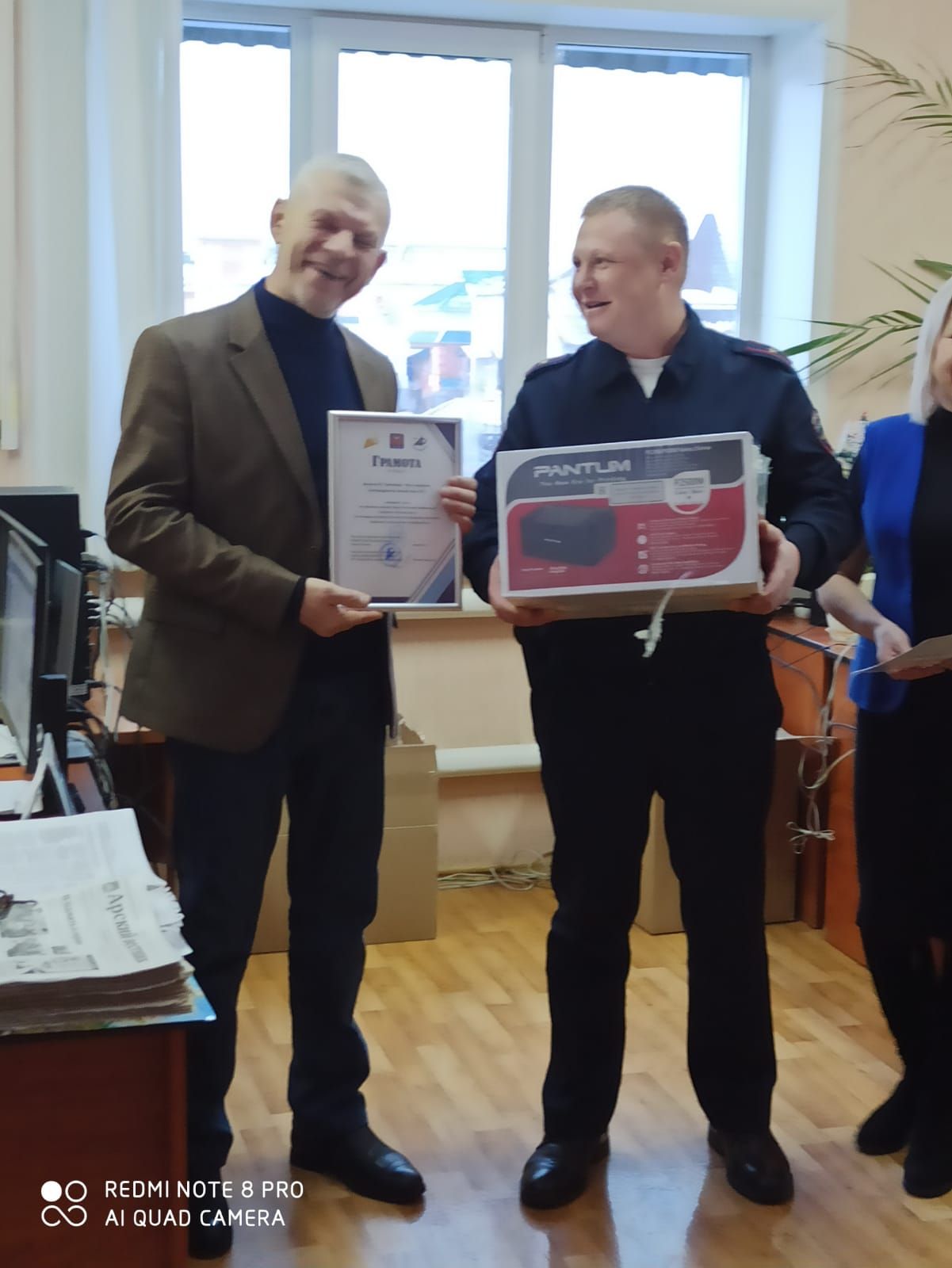 Арча дәүләт автоинспекциясе бүлеге газета редакциясенә бүләк бирде