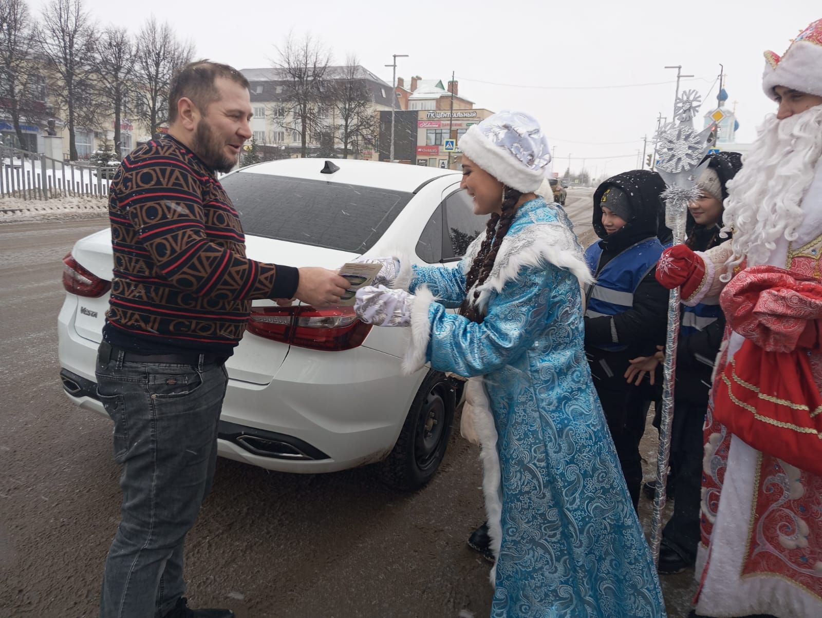 Арчада машина йөртүчеләрне полиция Кыш бабае котлады