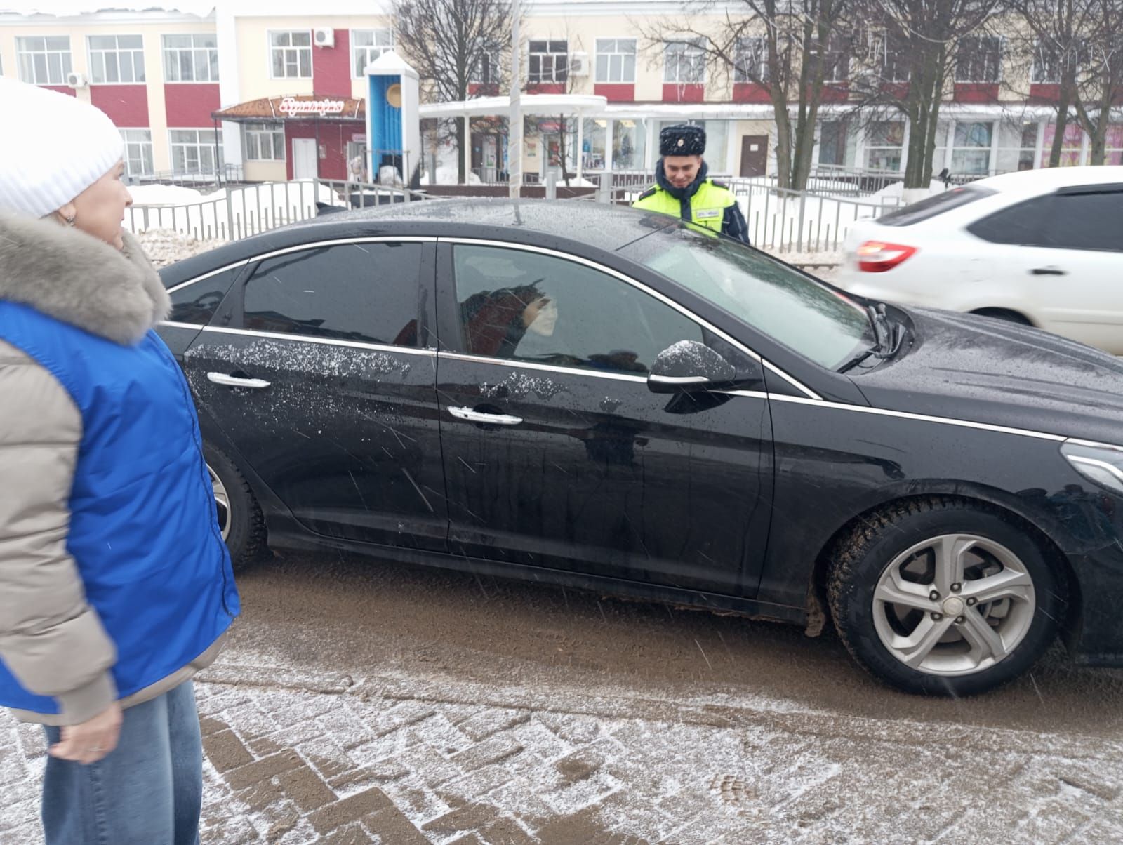 Арчада машина йөртүчеләрне полиция Кыш бабае котлады