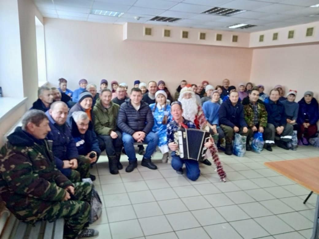 Кыш бабай белән Кар кызы фермага Яңа ел белән котларга килделәр