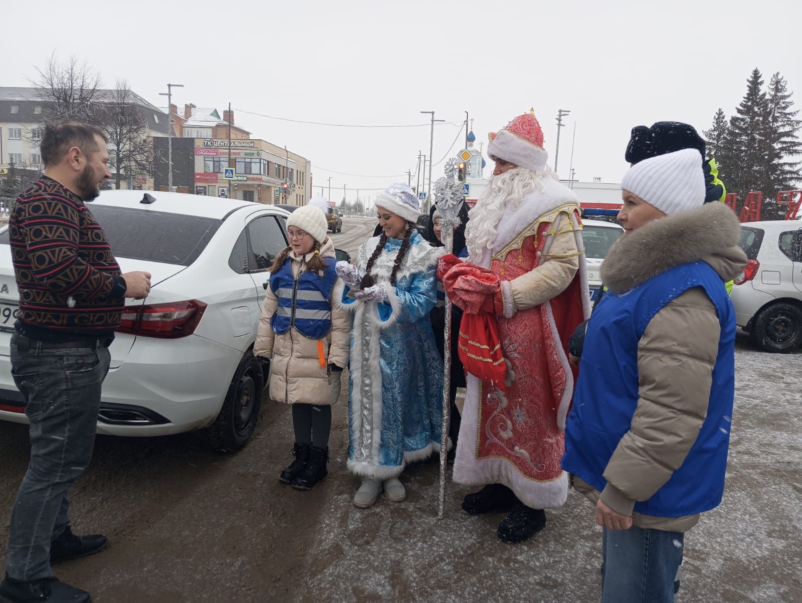 Арчада машина йөртүчеләрне полиция Кыш бабае котлады
